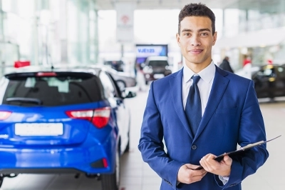 نظام إدارة الطوابير، بما في ذلك نظام انتظار العملاء، في السيارات